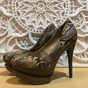 Jessica Simpson “Colie” snakeskin print platform🐍